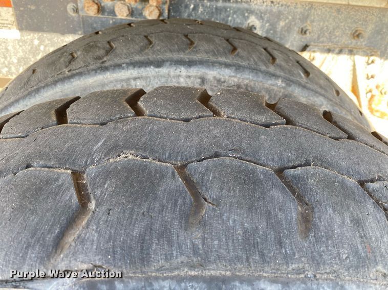 image for item LR9711 2011 Freightliner Business Class M2  refuse truck