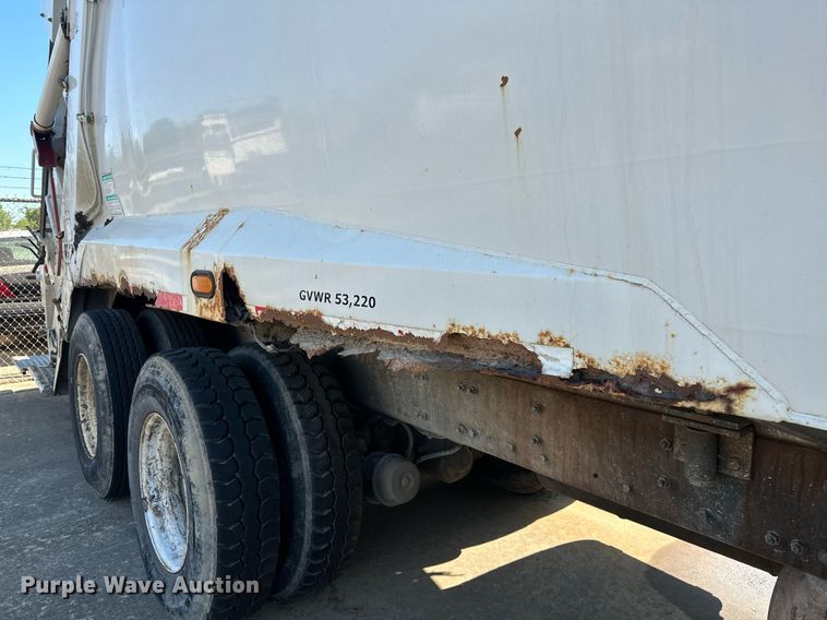 image for item LR9725 2007 Sterling L8500  refuse truck