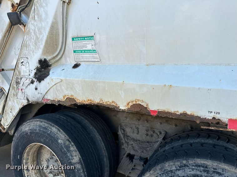 image for item LR9725 2007 Sterling L8500  refuse truck