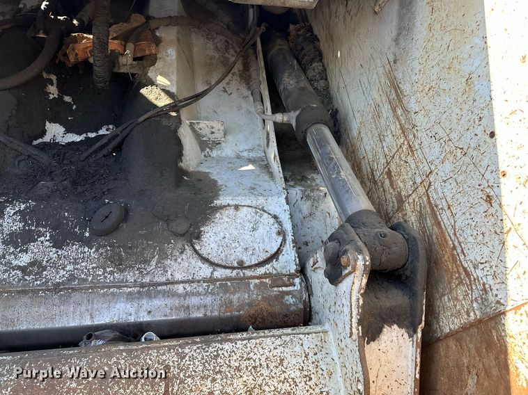 image for item LR9725 2007 Sterling L8500  refuse truck