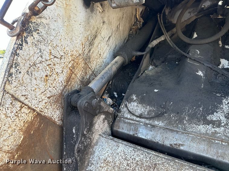 image for item LR9725 2007 Sterling L8500  refuse truck