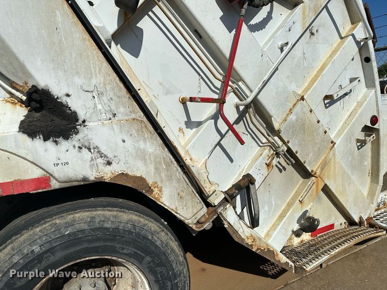 image for item LR9725 2007 Sterling L8500  refuse truck