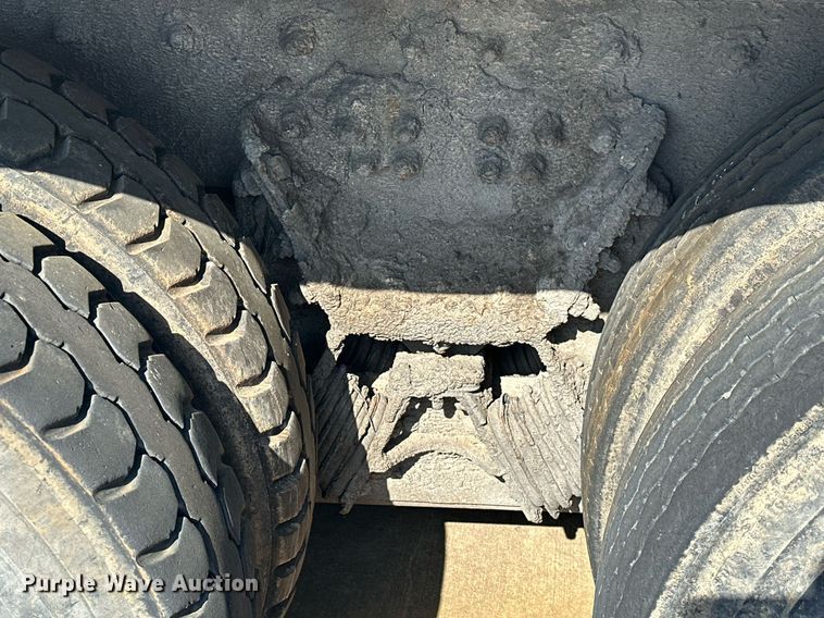 image for item LR9725 2007 Sterling L8500  refuse truck