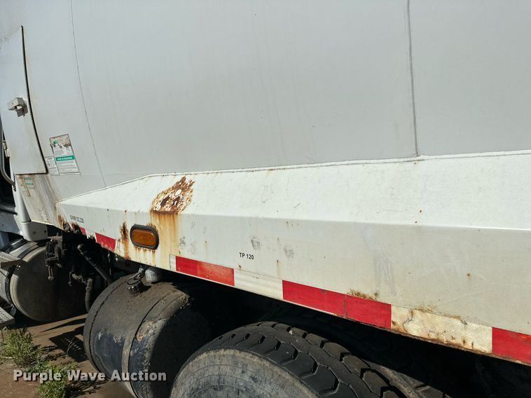 image for item LR9725 2007 Sterling L8500  refuse truck