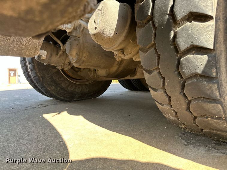 image for item LR9725 2007 Sterling L8500  refuse truck