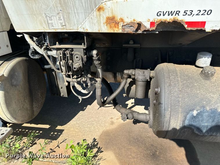 image for item LR9725 2007 Sterling L8500  refuse truck