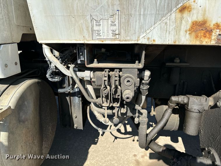 image for item LR9725 2007 Sterling L8500  refuse truck