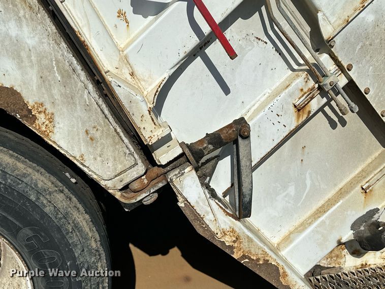 image for item LR9725 2007 Sterling L8500  refuse truck