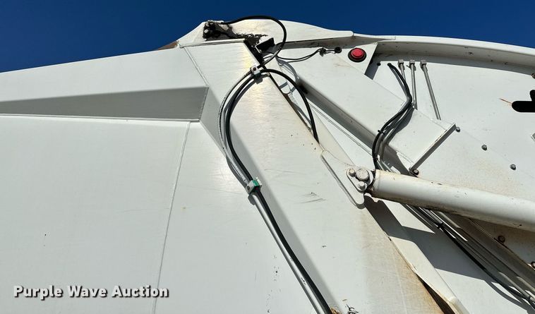 image for item LR9725 2007 Sterling L8500  refuse truck