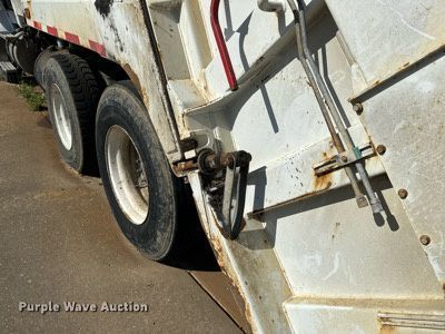 image for item LR9725 2007 Sterling L8500  refuse truck