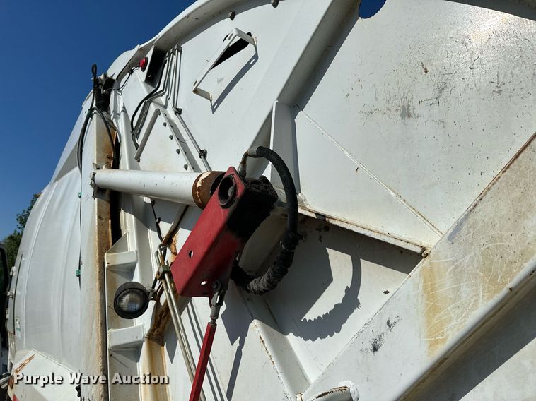 image for item LR9725 2007 Sterling L8500  refuse truck