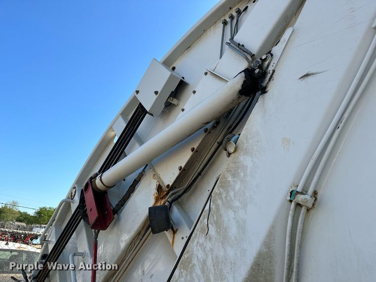 image for item LR9725 2007 Sterling L8500  refuse truck