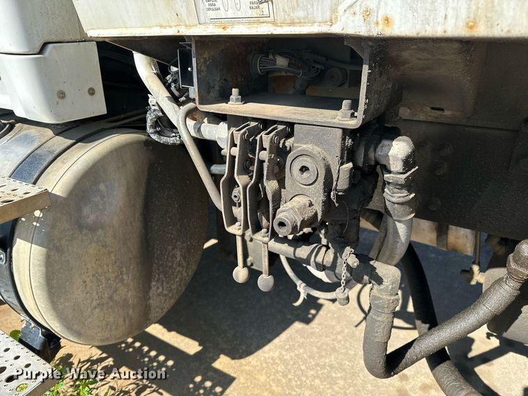 image for item LR9725 2007 Sterling L8500  refuse truck