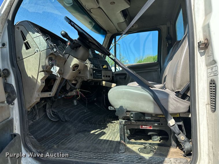 image for item LR9725 2007 Sterling L8500  refuse truck