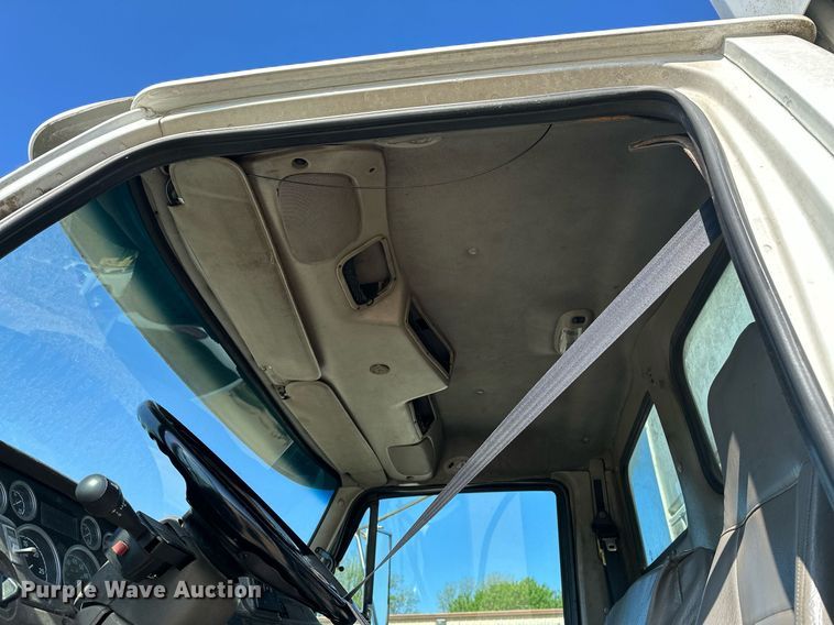 image for item LR9725 2007 Sterling L8500  refuse truck