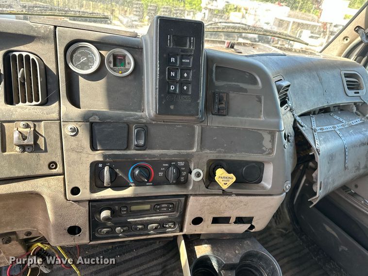 image for item LR9725 2007 Sterling L8500  refuse truck