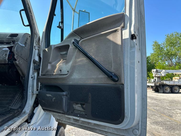 image for item LR9725 2007 Sterling L8500  refuse truck