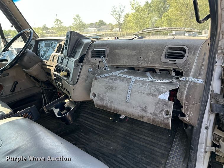 image for item LR9725 2007 Sterling L8500  refuse truck