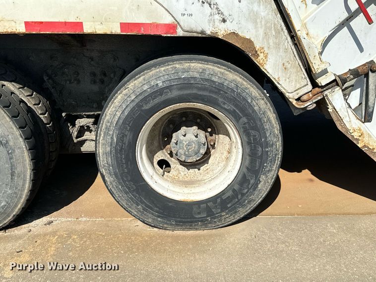 image for item LR9725 2007 Sterling L8500  refuse truck