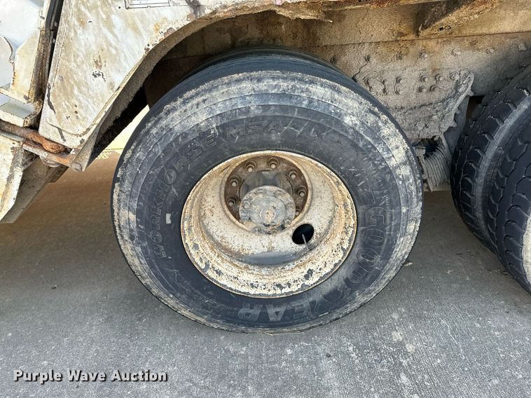 image for item LR9725 2007 Sterling L8500  refuse truck