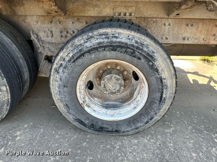 image for item LR9725 2007 Sterling L8500  refuse truck