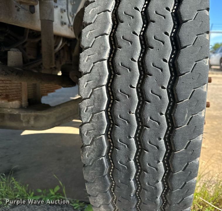 image for item LR9725 2007 Sterling L8500  refuse truck