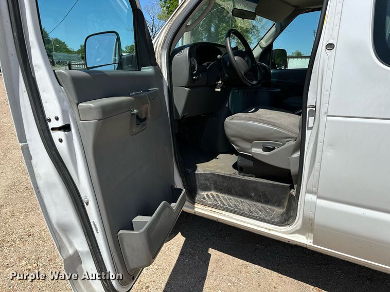 image for item LR9759 2003 Ford E350 Super Duty XL  van