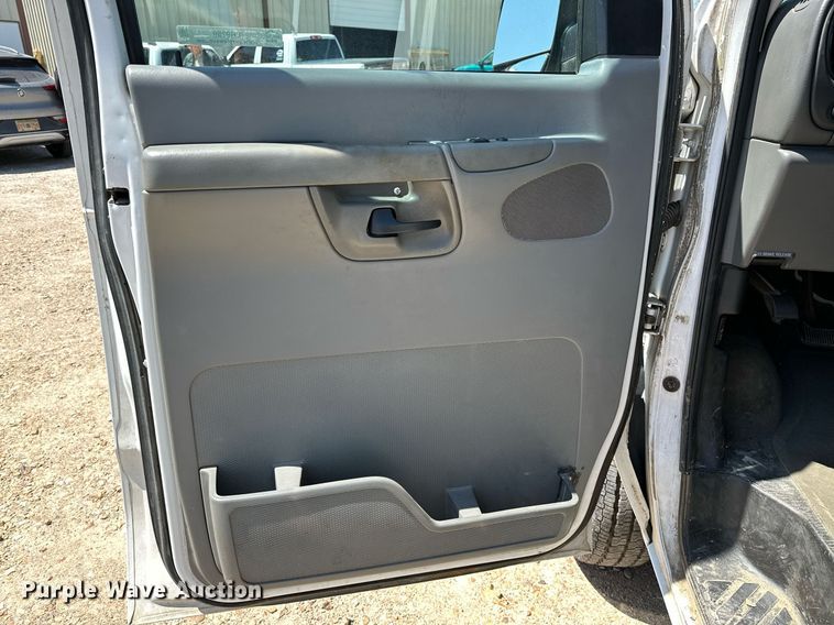 image for item LR9759 2003 Ford E350 Super Duty XL  van
