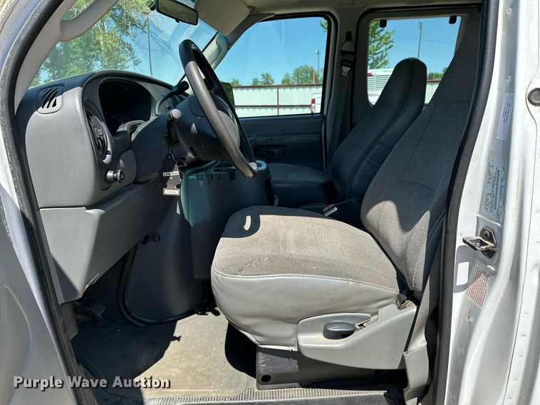 image for item LR9759 2003 Ford E350 Super Duty XL  van