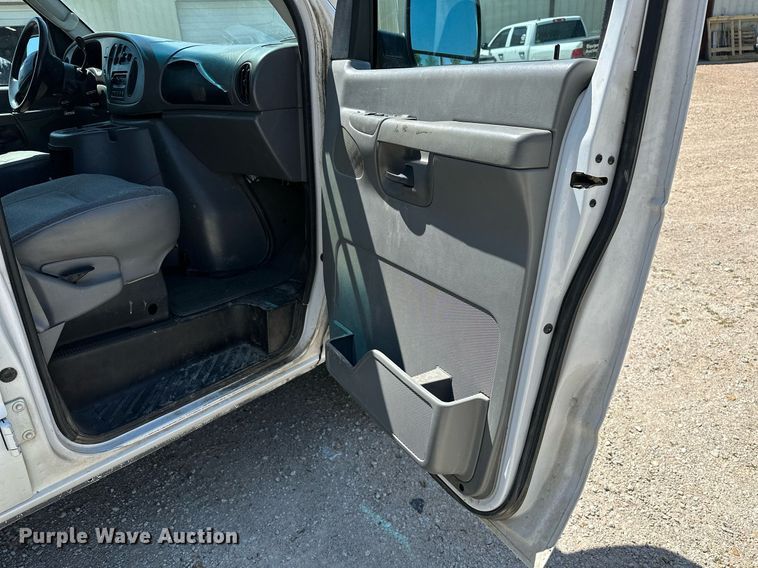 image for item LR9759 2003 Ford E350 Super Duty XL  van