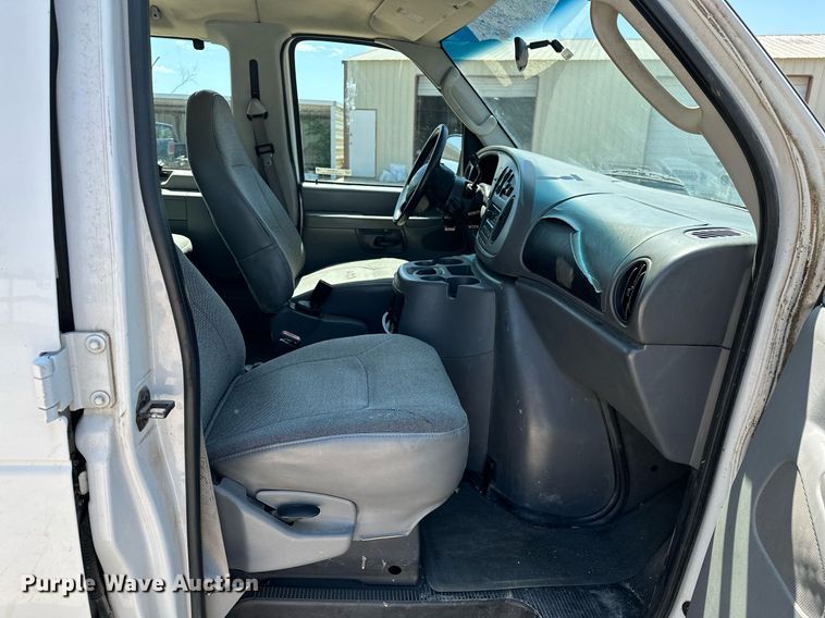 image for item LR9759 2003 Ford E350 Super Duty XL  van