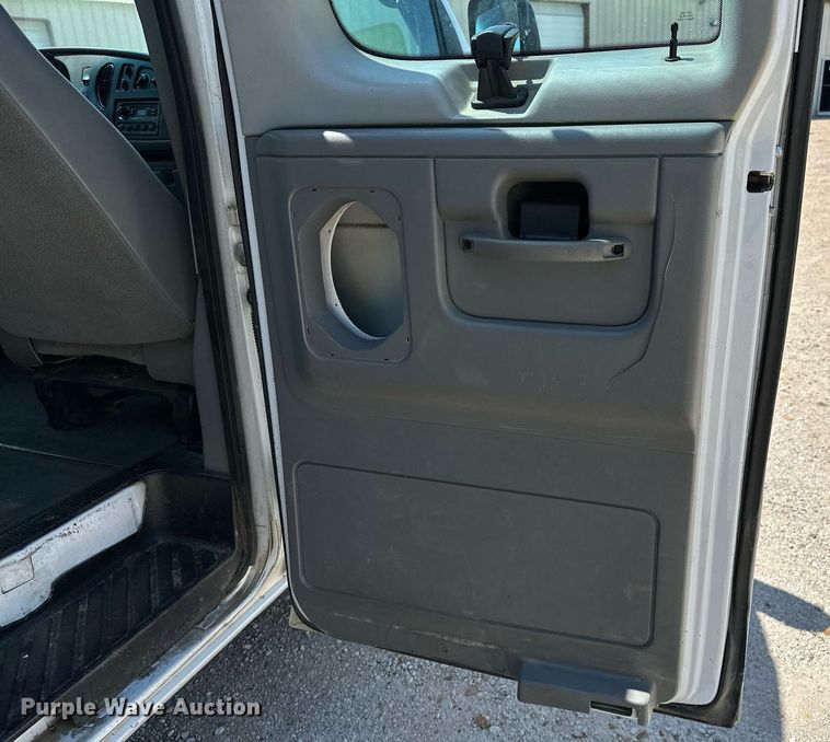 image for item LR9759 2003 Ford E350 Super Duty XL  van