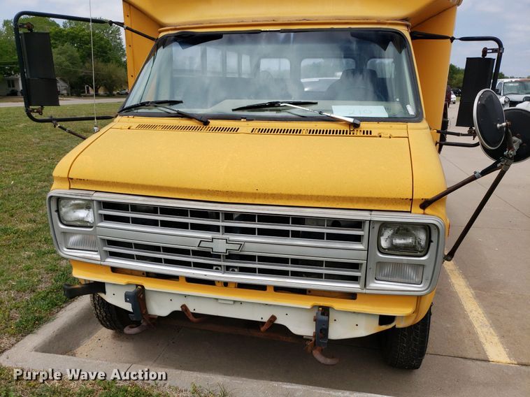 image for item LT9719 1990 Chevrolet G30  school bus
