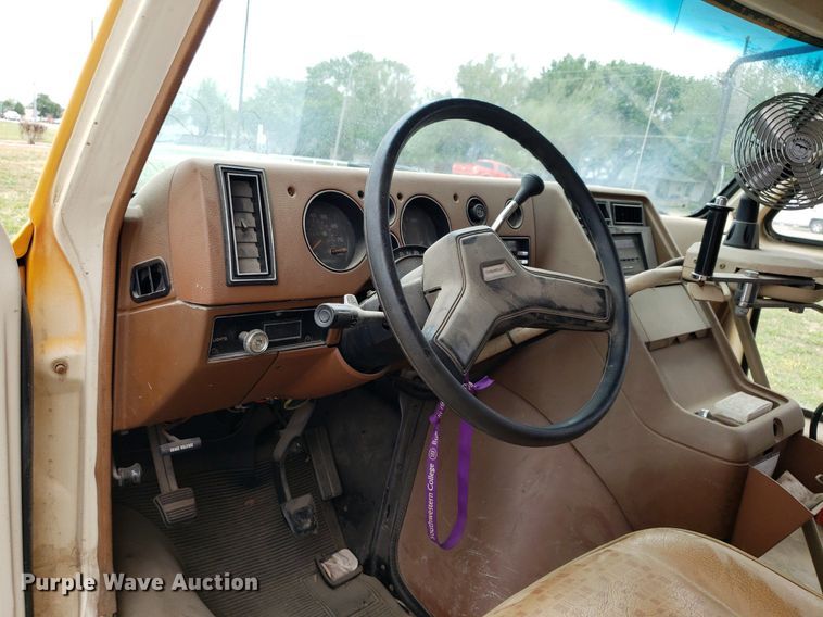 image for item LT9719 1990 Chevrolet G30  school bus