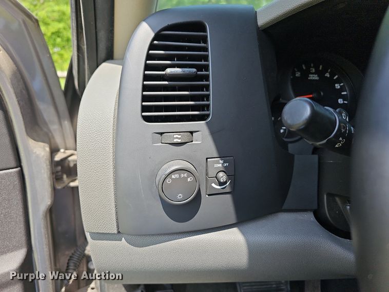 image for item LW9601 2009 GMC Sierra 1500  Crew Cab pickup truck