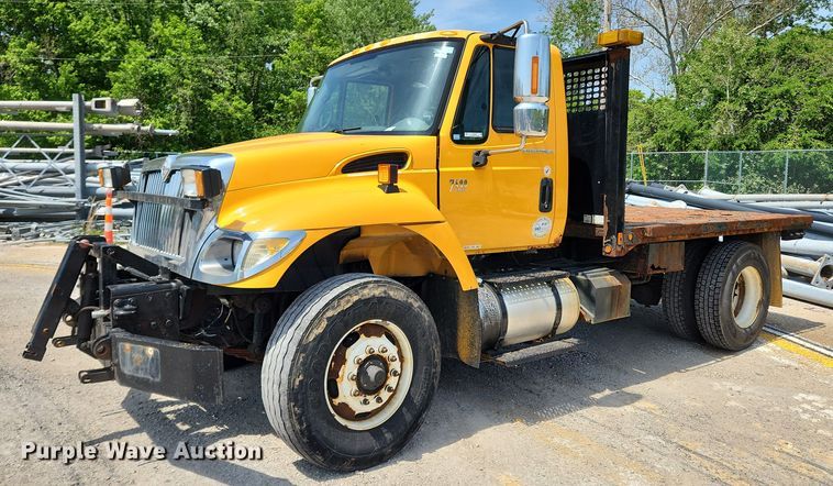 image for item LX9542 2006 International 7400  flatbed truck