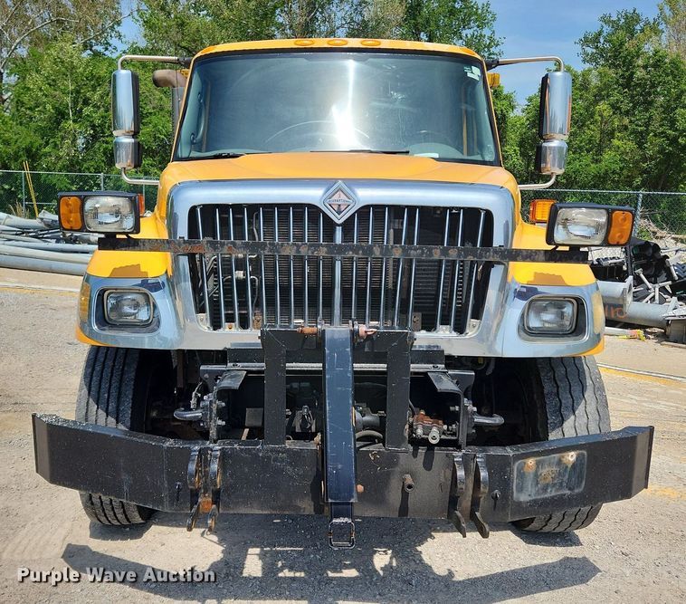 image for item LX9542 2006 International 7400  flatbed truck