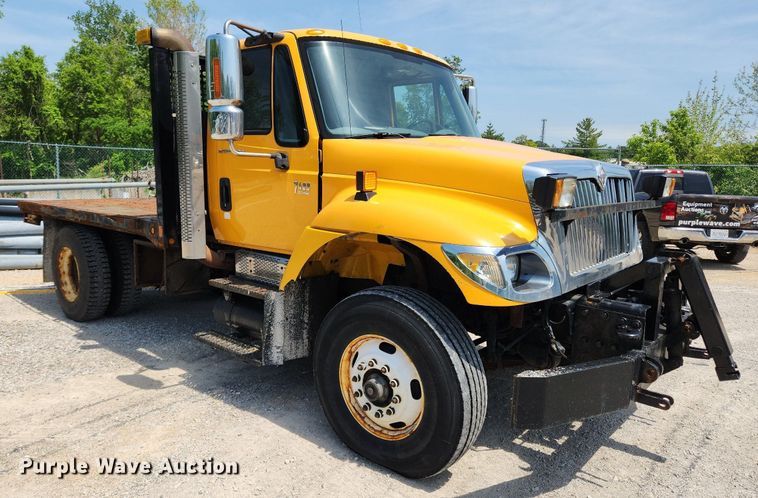 image for item LX9542 2006 International 7400  flatbed truck