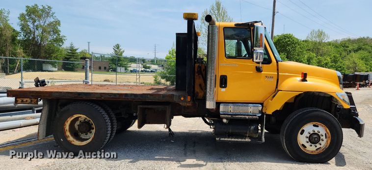 image for item LX9542 2006 International 7400  flatbed truck