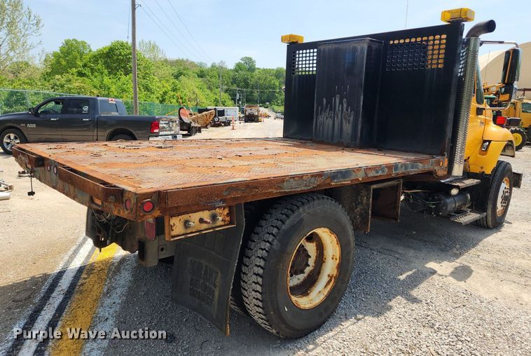 image for item LX9542 2006 International 7400  flatbed truck