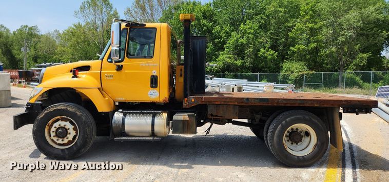 image for item LX9542 2006 International 7400  flatbed truck