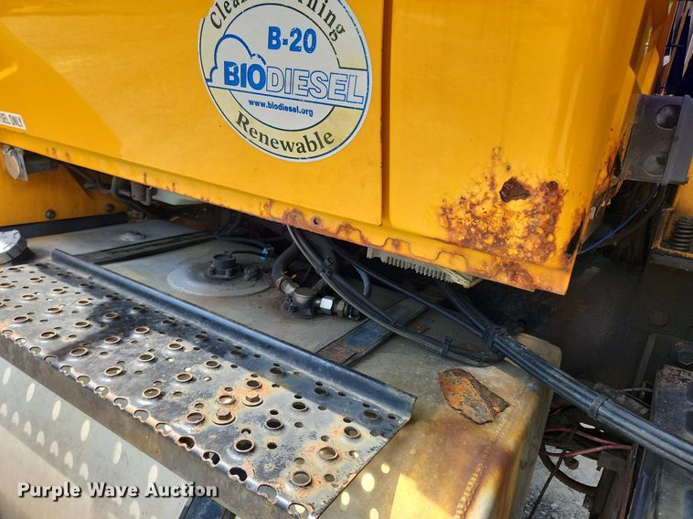 image for item LX9542 2006 International 7400  flatbed truck