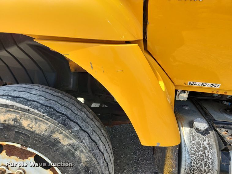 image for item LX9542 2006 International 7400  flatbed truck