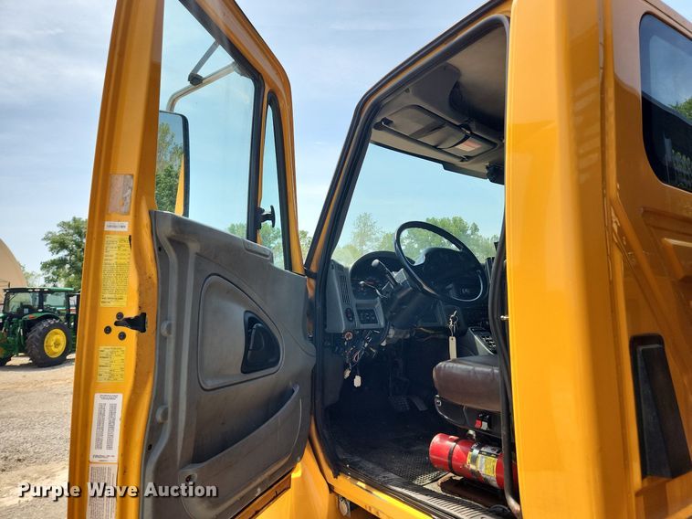 image for item LX9542 2006 International 7400  flatbed truck