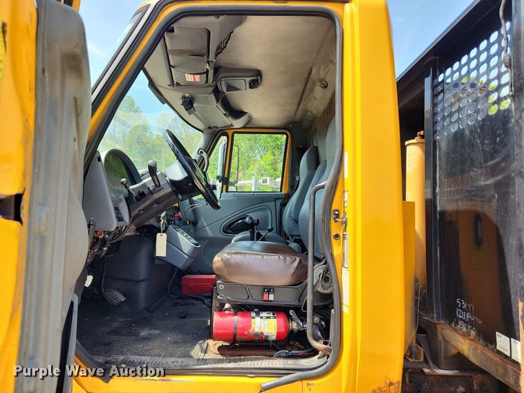 image for item LX9542 2006 International 7400  flatbed truck