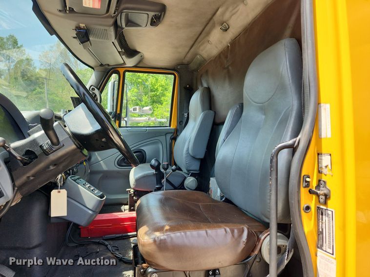 image for item LX9542 2006 International 7400  flatbed truck