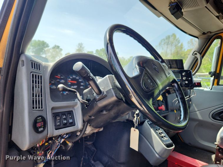 image for item LX9542 2006 International 7400  flatbed truck