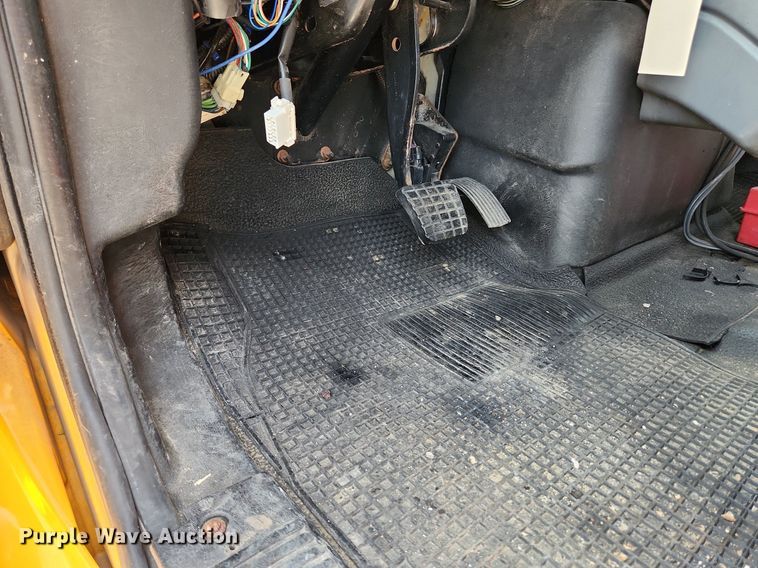 image for item LX9542 2006 International 7400  flatbed truck