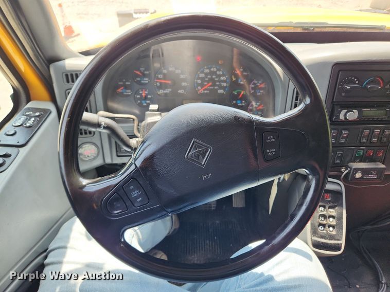 image for item LX9542 2006 International 7400  flatbed truck