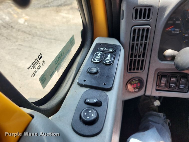 image for item LX9542 2006 International 7400  flatbed truck